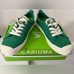 Cariuma Green Canvas Low-Top Sneakers with Cream Laces
